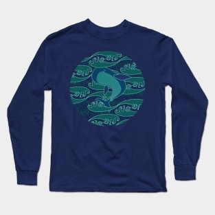 Blue Whale splashes the waves Long Sleeve T-Shirt